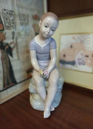 Велика брендова порцелянова статуетка