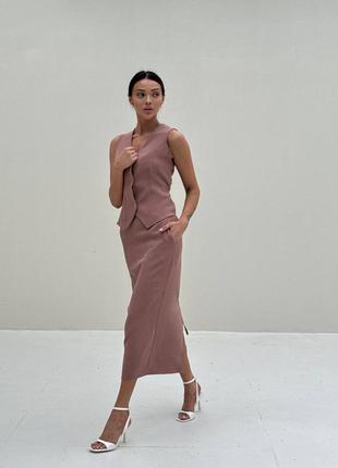 Костюм с жилеткой и длинной прямой юбкой