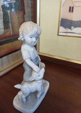 Винтажная фарфоровая статуэтка4 фото