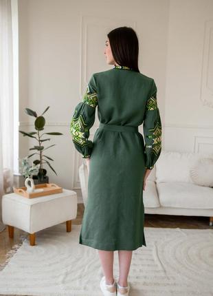 Зеленое вышитое платье folk на пуговицах с поясом3 фото