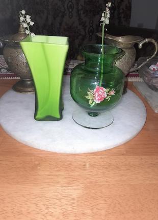 Изящная зелёная вазочка с цветком для подснежников4 фото