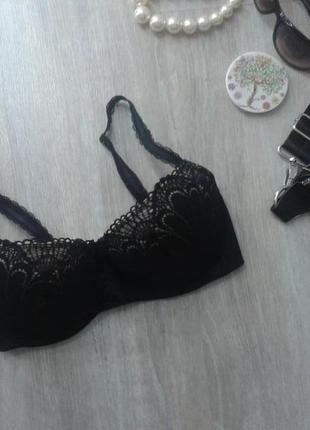 Чорний мереживний бюстгальтер з пуш-апом на чашках wonderbra