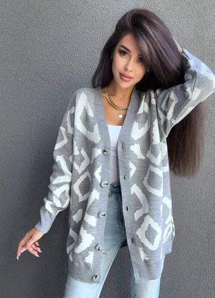 Кардиган свободного кроя на пуговицах с принтом леопарда с манжетами на рукавах и по низу кардигана
