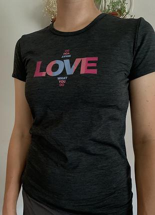 Спортивна футболка