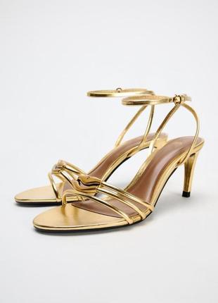 Zara металізовані сандалії з ремінцями