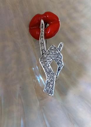 Чудова брошь губи