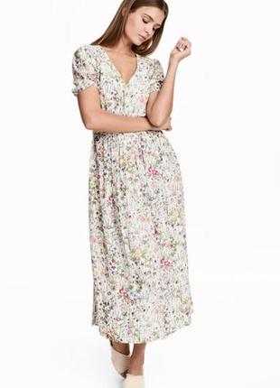 Нежное платье h&m с пояском, в цветы.