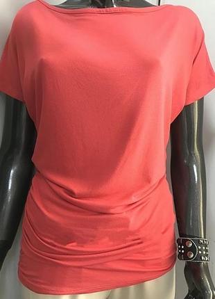 Червона футболка по знижці. турція