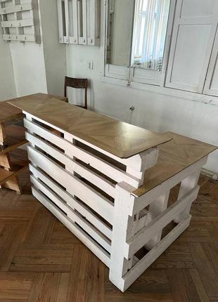 Стойка администратора, лавочки, вешалки