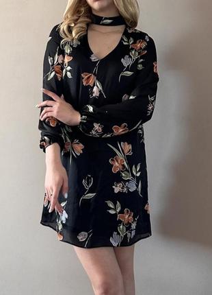 Стильное мини платье прямого кроя с акцентом на шее 💕