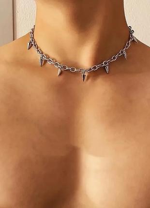 Оригінальний ланцюжок сріблястого кольору з шипами