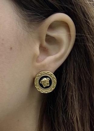 Сережки версаче круглые черные с логотипом, позолота 18к