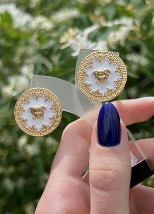 Сережки версаче круглые белые с логотипом, позолота 18к