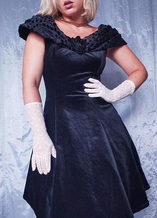 Вінтажна оксамитова сукня з відкритими плечам