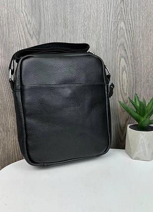 Мужская кожаная сумка планшетка стиль armani с тиснением черная r_1399