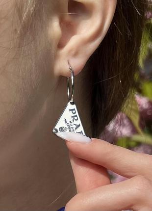 Сережки прада з трикутним логотипом у білому кольорі, срібляста