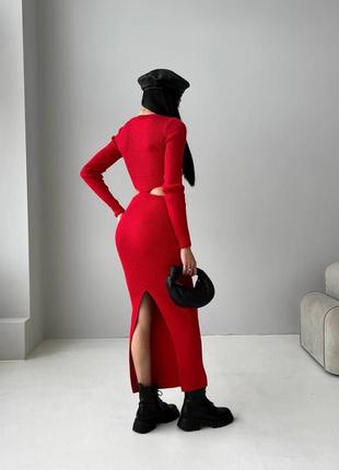 Червона довга сукня з розрізами