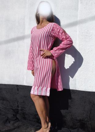 Розовое платье туника с разрезами