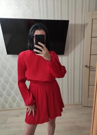 Супер трендовое платье 👗, красного цвета, которое можно носить вырезом на спинке
 и спереди, сексуальное, фантастического цвета, ткань жатка.