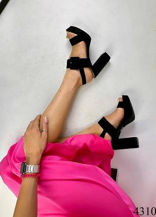 Босоніжки на платформі і високому каблуку