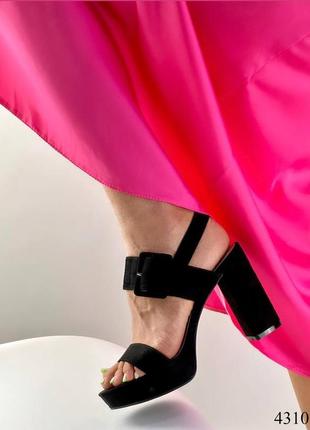 Босоніжки на платформі і високому каблуку