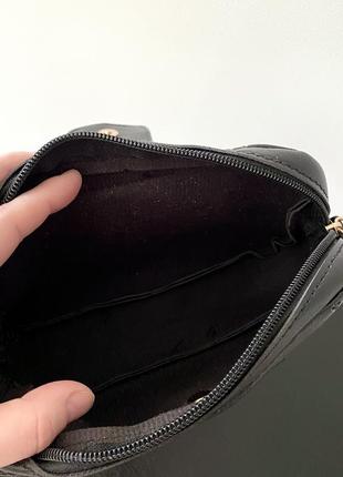 Стильна чорна жіноча сумка видавлений принт пряжка корона через плече крос боді екошкіра5 фото