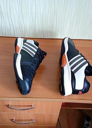 Мужские кожаные кроссовки adidas.