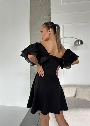 Женское платье стильное легкое короткое с пышными рукавами воланами черное4 фото