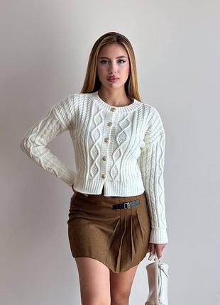 Укороченный кардиган ажурной вязки с пуговицами с манжетами на рукавах и по низу кардигана