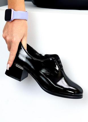 Стильні лакові глянцеві демі туфлі на середньому підборі, підйом на гумці 22289