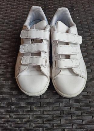 Белые кроссовки adidas на липучках