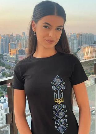 Футболка с вышивкой трезубец