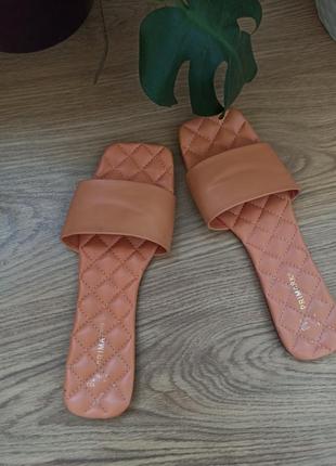 Трендовые легкие шлепанцы primark