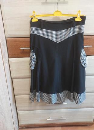 Юбка черная.
