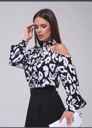 Блузка з відкритими плечами