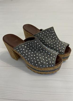 Босоніжки в камінцях