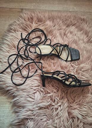 Босоножки kitten heels киттен хилз под рептилию с завязками по ноге