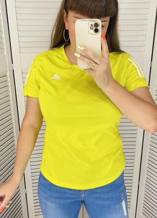 Яскрава спортивна футболка adidas