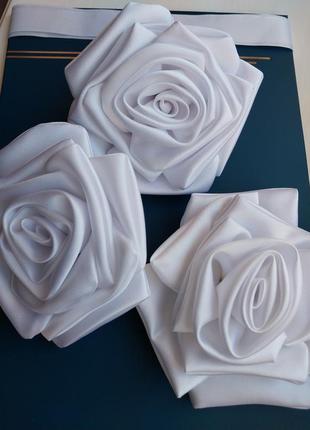 Роза из атласа белая чокер