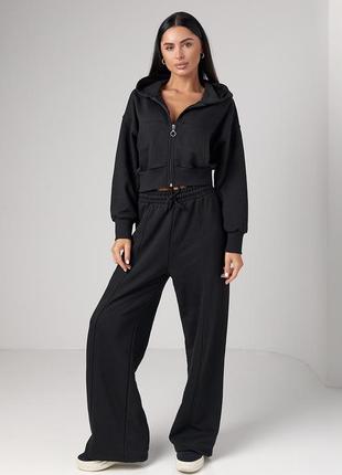 Женский спортивный костюм с укороченными худи и прямыми брюками