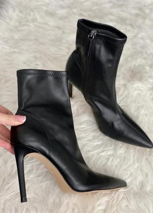 Еластичні ботильйони zara, чорного кольору