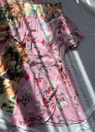 Ніжна сукня на запах у квітковий принт primark