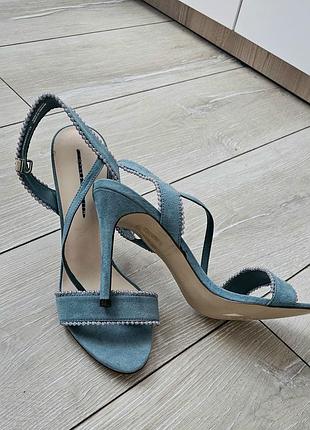 Необычайно красивые босоножки charles keith