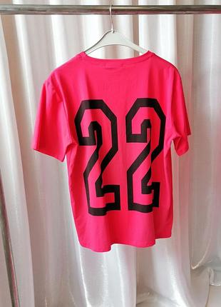 Яскраво малинова футболка з чорними написами для сну або прогулянок