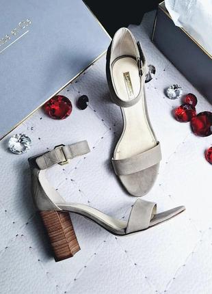 Louise et cie оригінал сіро-бежеві шкіряні босоніжки на широких підборах