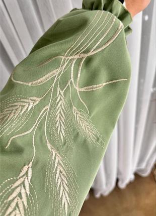 Сукня міді жіноча з вишивкою колосок приталена а силуету з квадратним декольте з...