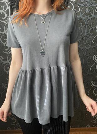 Крутая серая футболка-блузка с баской (со сборками) zara