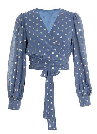 Синій шифоновий топ із принтом у горошок.