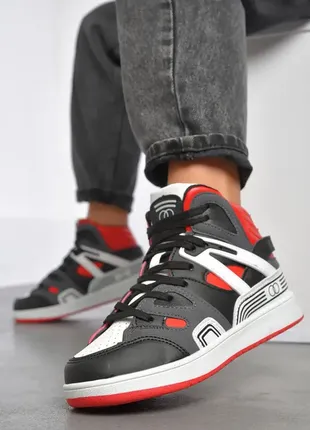 Високі кросівки