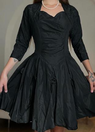 Вінтажна чорна сукня із трояндами та накидкою від французького бренду faust v